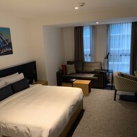 一人向けキングベッドのお部屋。広さは十分。