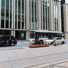 この辺りを周遊する無料バスなら東京駅からもすぐ。