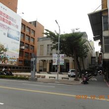 影像博物館の前の通りが中正路