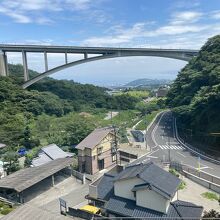 橋と遠くに別府湾