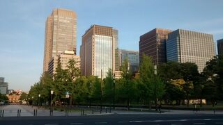 添付写真は、東京駅赤レンガ駅舎方面と丸の内の高層ビル群を眺めた夕方の絶景