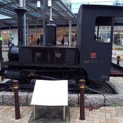 真っ黒なかわいい軽便鉄道機関車の車両！