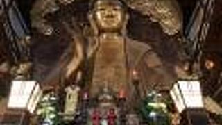 自称日本３大仏の岐阜大仏、本体は13.7ｍあり日本一の塑像・漆箔による大仏