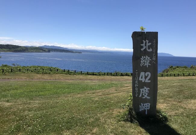 日本海が一望できる広い公園で、「海のプール」が有名