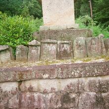 石塔まわりの石仏。