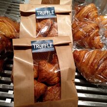 クロワッサンなども販売