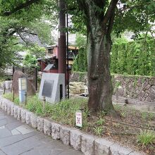 よく分からないまま、碑に向かいます