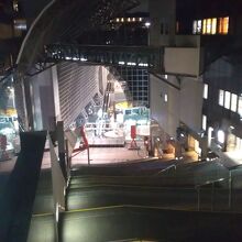 長い階段とエスカレーター