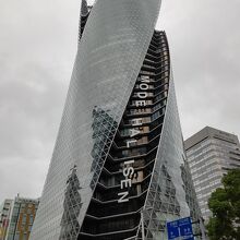 モード学園スパイラルタワーズの外観