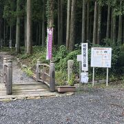 光秀は本能寺の変の後、山崎の合戦で秀吉に敗れたが難を逃れこの地に埋葬された、とある