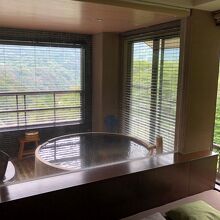 箱根外輪山を眺めながらの、檜風呂