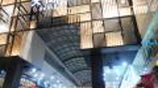 国道11号線から千舟町通りに掛けて南北に走っている商店街