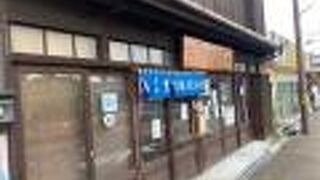 無料駐車場のすぐ近く。御手洗の入り口と言った立地条件