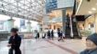 若い人の往来が激しく、活気に満ちています。