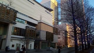 グランモール公園 いちょう通りにある、大規模ショッピングモール