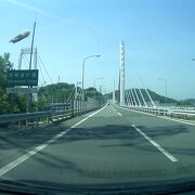 本州と向島を結ぶ斜張橋です。