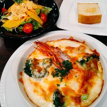 おいしいドリア98円の特製サラダとランチ時についてくるパン♪