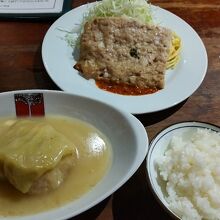 ロールキャベツシチューとご飯と豚ハンバーグ