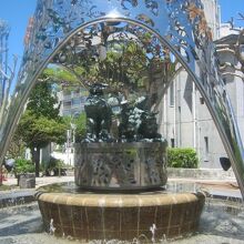 回るシーサーのオブジェは幾ら沖縄でも珍しいですね