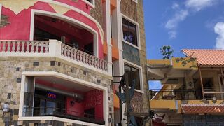 派手な色使いの街