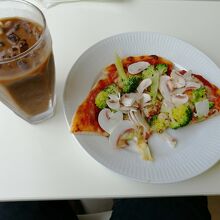 マッシュルームとブロッコリーのピザ