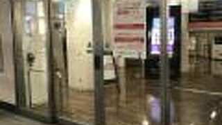 阪急電車1番前から降りて1階