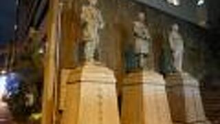 見ごたえある立像が並んでいます