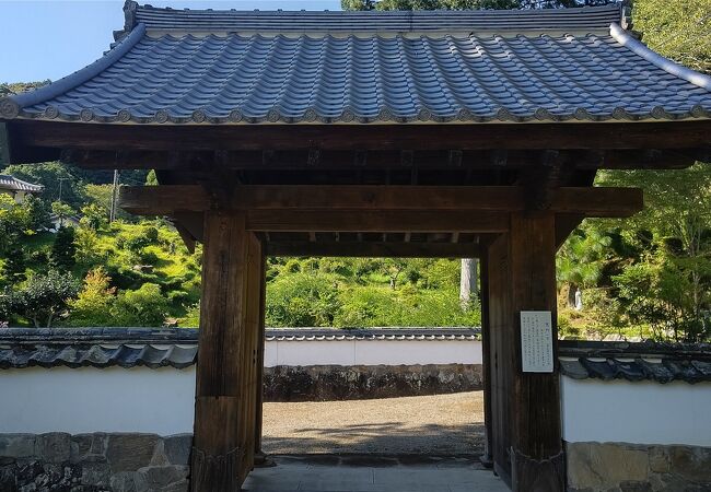 龍源寺にある県指定文化財の門