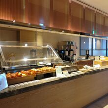 奥にはパンなどのブッフェ台