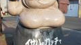 陸奥湊駅前の八戸市営魚菜小売市場は令和4年3月末までお休みですが、イサバのカッチャ像は健在！