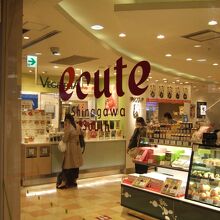 サウスにはお総菜やお菓子がそろっています