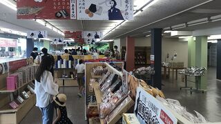桂浜にある大きな土産物屋
