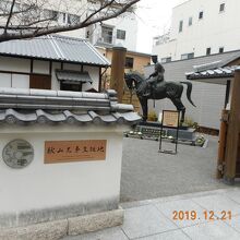 秋山好古さんの騎馬像