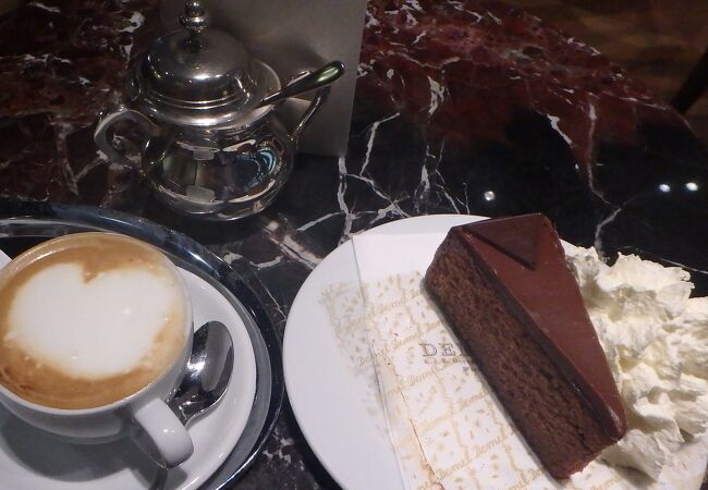 ウィーン空港内でデメルのチョコレートケーキが食べられます。