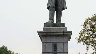 五輪モニュメントと共に撮影する『黒田清隆之像』