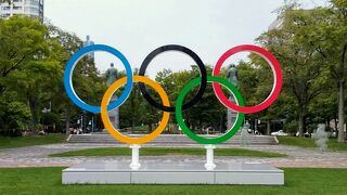 五輪モニュメントと共に撮影する『ホーレス ケプロン像』