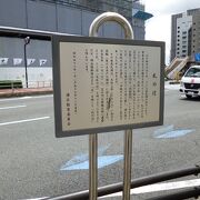 歩道橋の下に案内板が