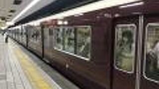 こげ茶色の電車