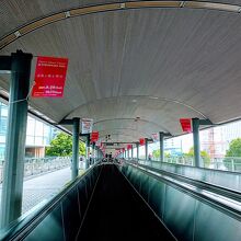 動く歩道を歩いていくと、ランドマークプラザ３階に入れる