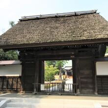 茅葺き屋根の山門は江戸時代前期のもの。市指定文化財。