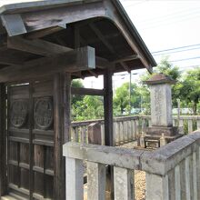 門には徳川家の『三ツ葉葵』の紋が入っています