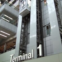 中央にエレベーターがあります