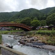 清流にかかる大橋