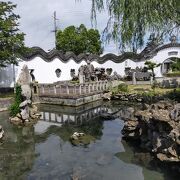 池の大きな中国庭園
