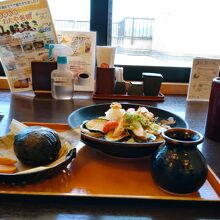 うどんと山賊むすびのセット。