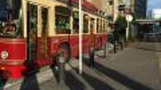 レトロな外観の観光用周遊バス