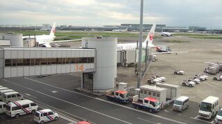 ひっきりなしに飛行機が離発着します