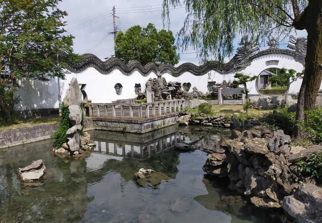 池の大きな中国庭園
