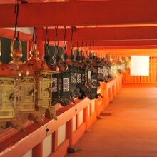 回廊内では灯籠に導かれるようだ