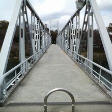 鉄骨がむき出しのつくりでお城とはミスマッチな感じもします